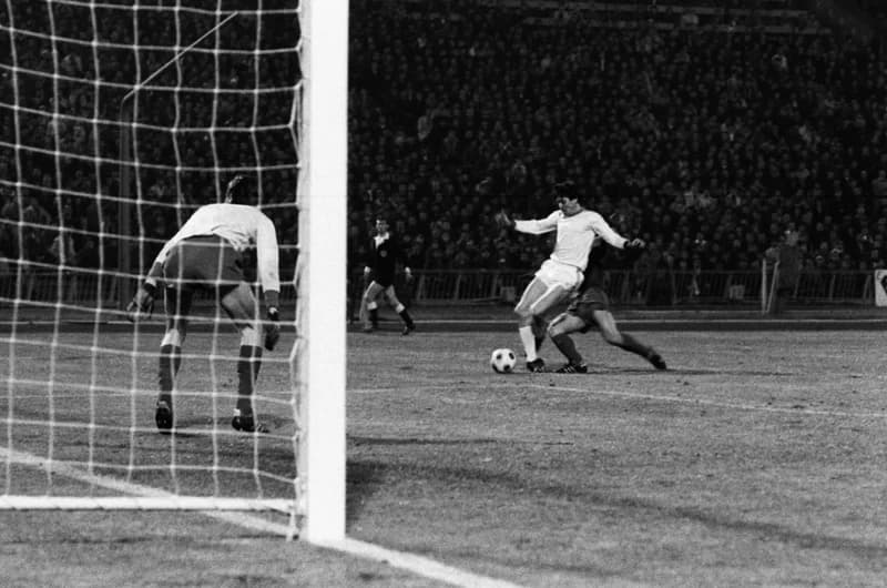 Futbalmeccsek : Újpest Dózsa-Honvéd 3:2; FTC-Vasas 1:1