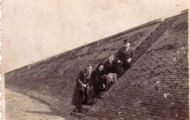 Téglával borított töltés