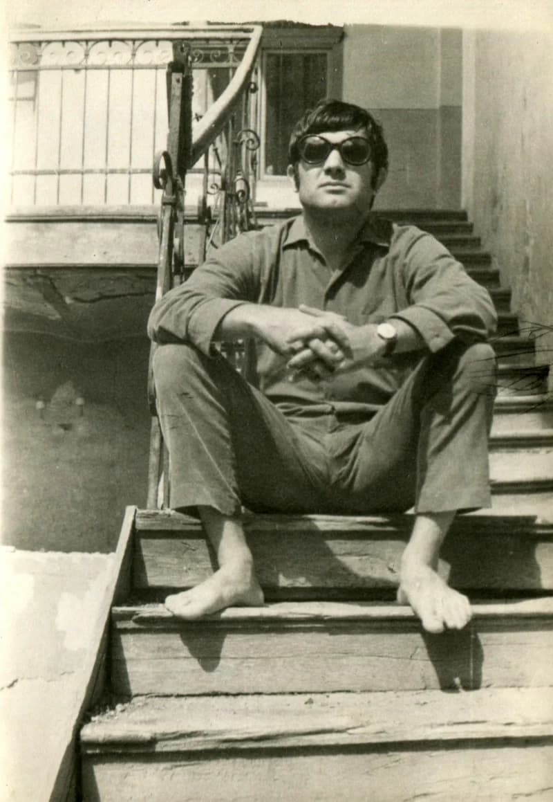 Benes József a Szocialista Szövetség adai utcai székházánál a lépcsőn ülve