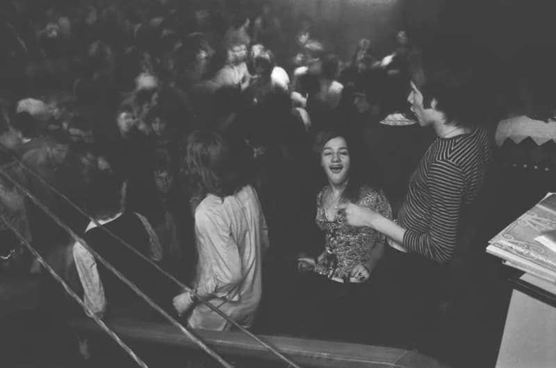 Az újvidéki rádió diszkó klubjában