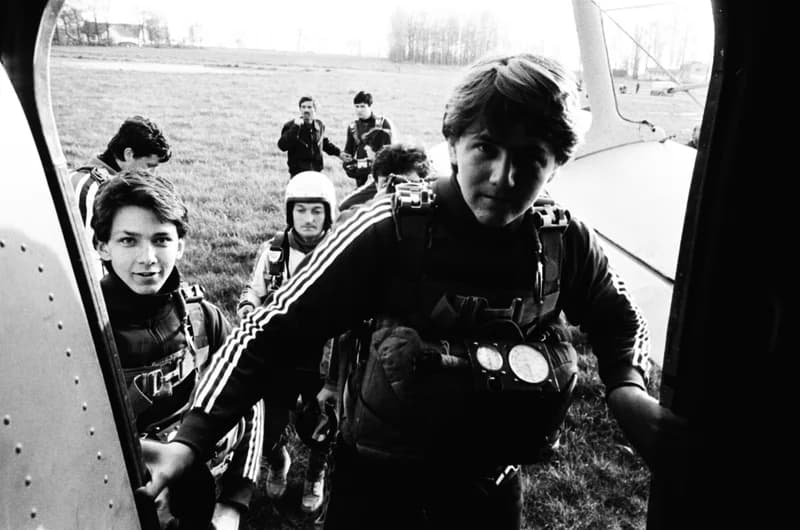 Ejtőernyősök a cseneji reptéren