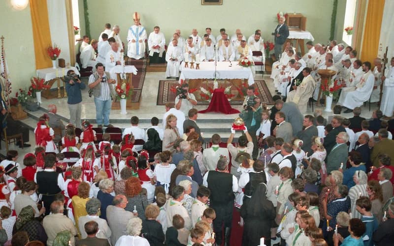 A temerini Lourdes-i Szűz Mária emléktemplom (Lourdes-i Boldogasszony templom)  felszentelési szertartása  és   ez  alkalomból  bemutatott szentmise, 2000. 7. 20,  Csütörtök