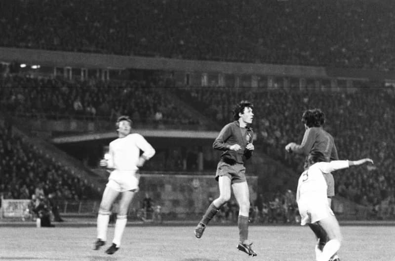 Futbalmeccsek : Újpest Dózsa-Honvéd 3:2; FTC-Vasas 1:1