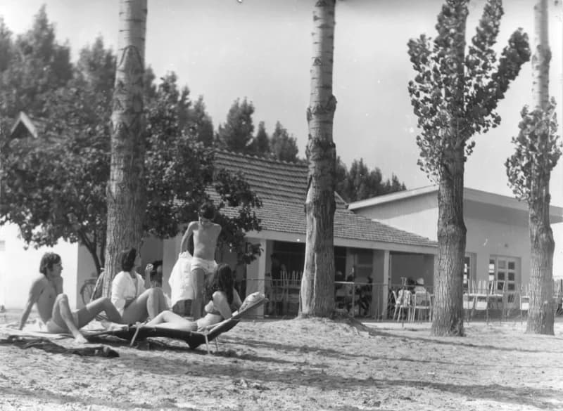 A Fehér család és barátaik a zentai Tisza-parton a "Halászcsárdánál"  