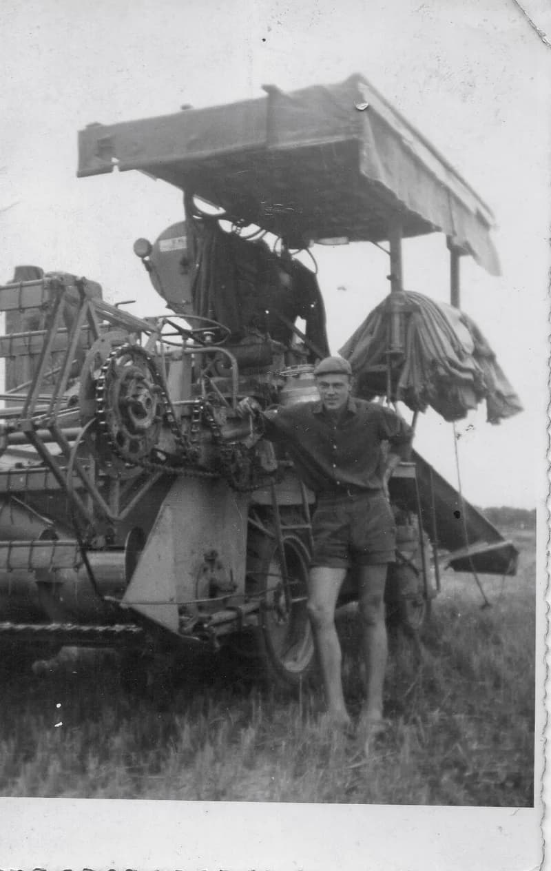 Sinkovits Boldizsár a búzakombájnnal