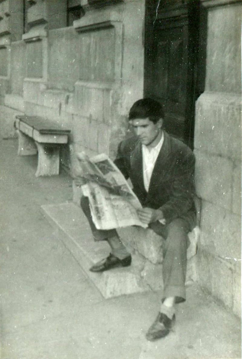 Benes József újságolvasás közben a belgrádi Képzőművészeti Akadémia előtt