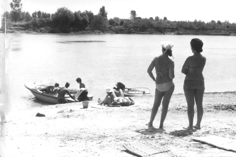 A Fehér család és barátaik a zentai Tisza-parton a "Halászcsárdánál"  