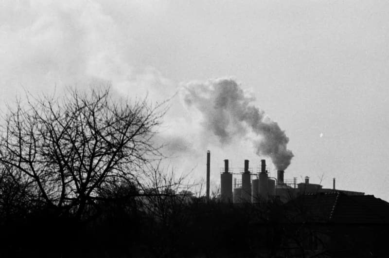 Település a Zorka gyárnál és a gyár füstje