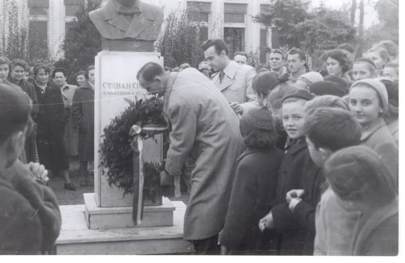 A Sremac-szobor koszorúzása