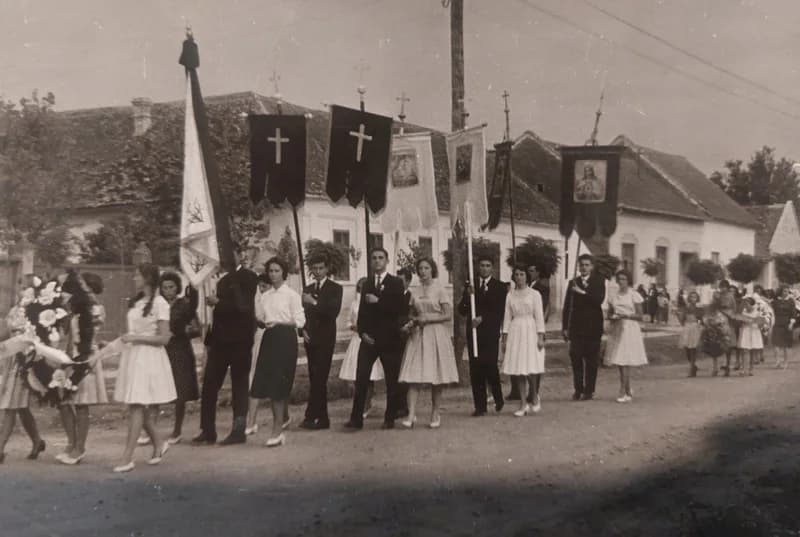 Temetési menet Gomboson