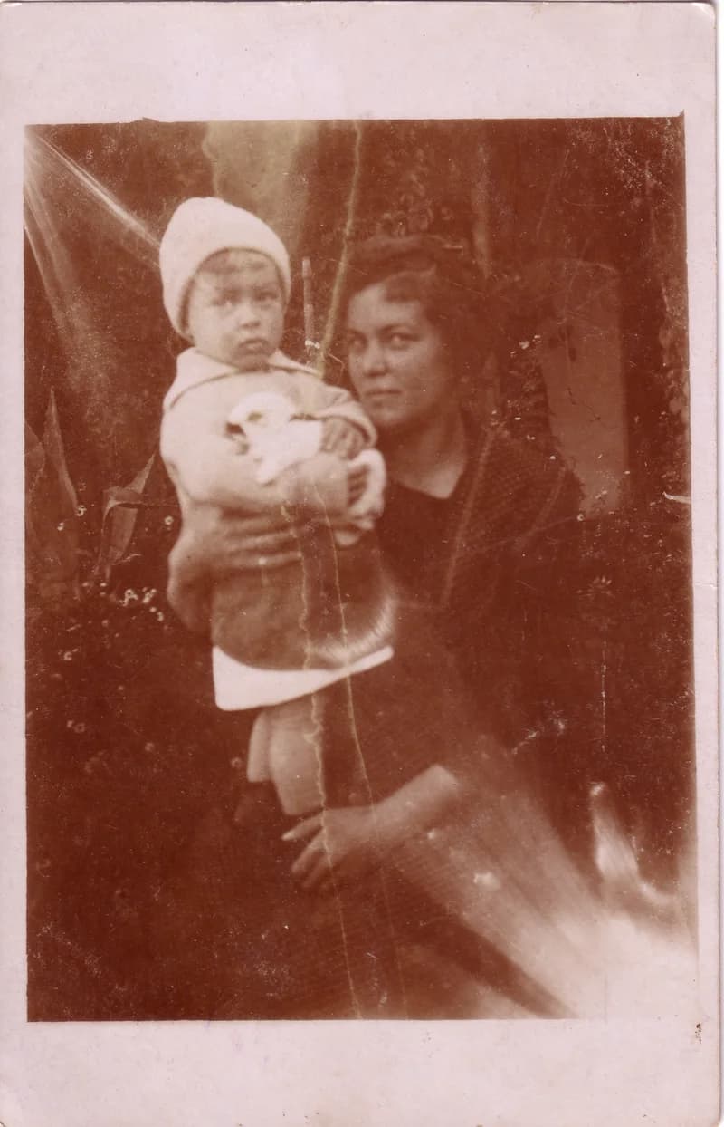 Szabados (szül.Nagy) Anna gyermekével