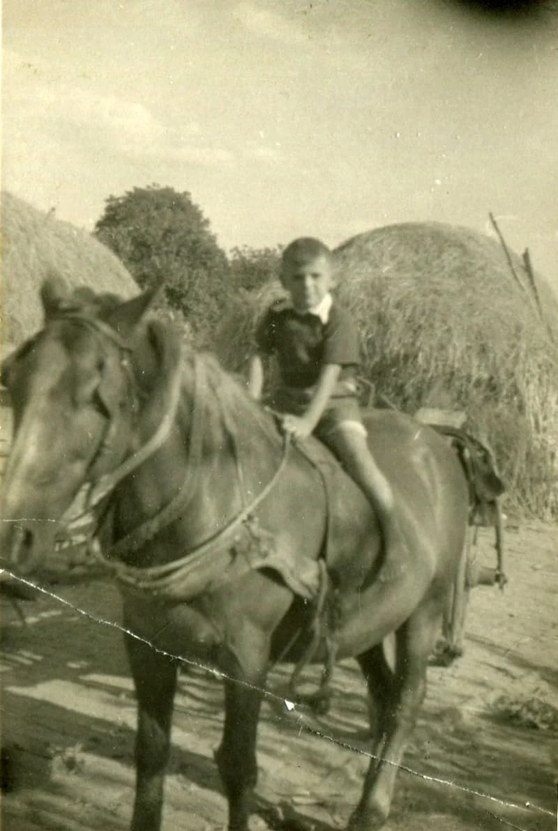 Benes László a Ruby nevű lovon