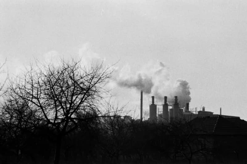 Település a Zorka gyárnál és a gyár füstje