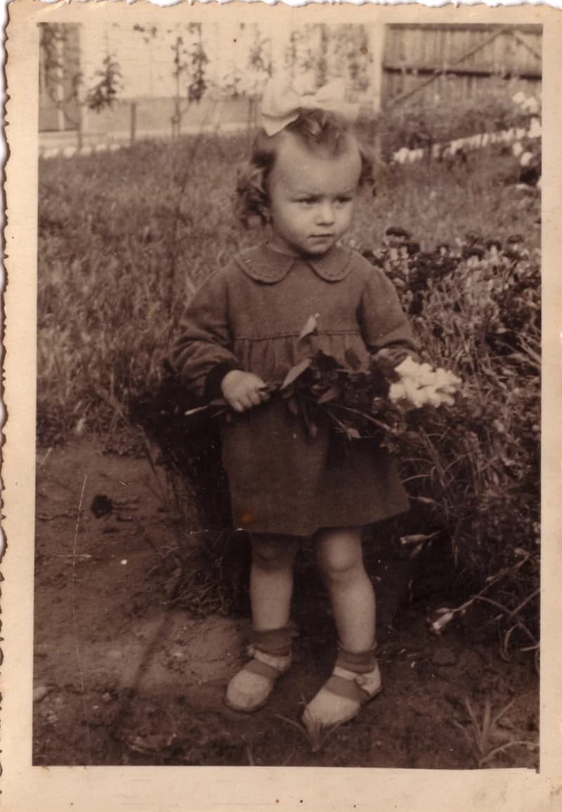 Kislány a virágoskertben