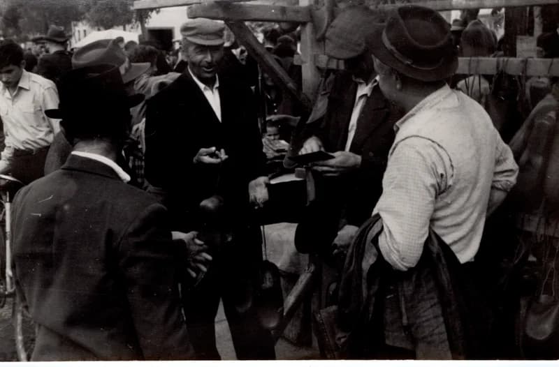 Bocskorosok a Kossuth Lajos utcában