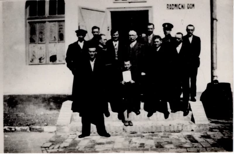 Csoport a Munkásotthon előtt (1939)