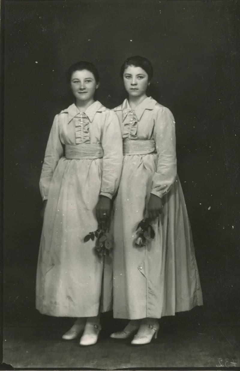 Fiatal leányok viseletben