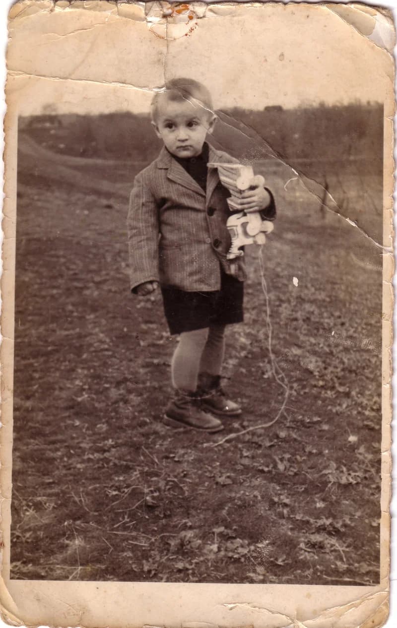 Kisfiú játékával