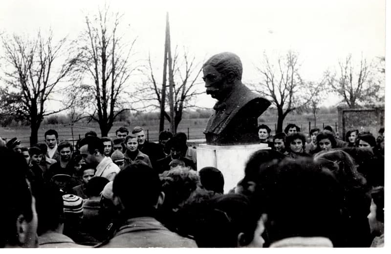 A Sremac-szobor koszorúzása