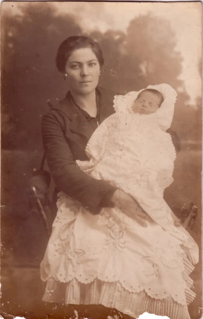 Szabados (szül.Nagy) Anna gyermekével