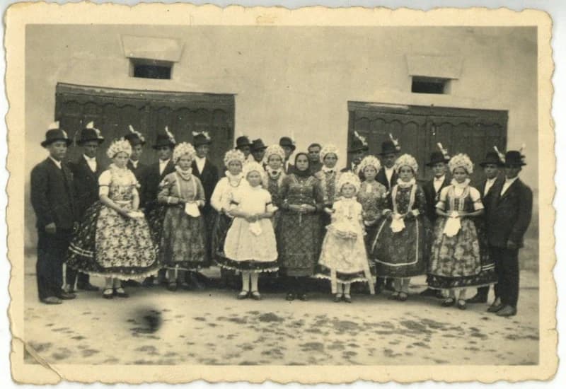 Fiatal temetése Doroszlón – a temetés résztvevői a Tűzoltóotthon előtt