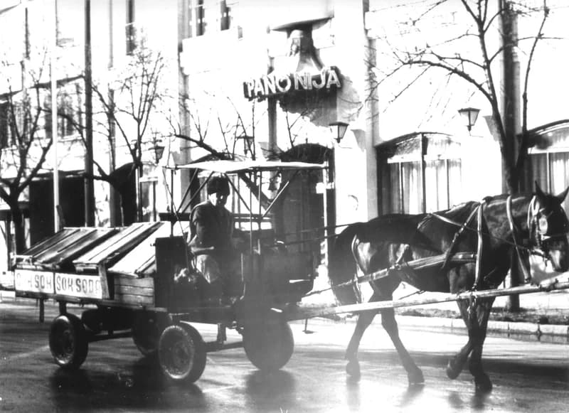 A zentai "Sokk" szódás a Pannonija (Royal) szálloda előtt