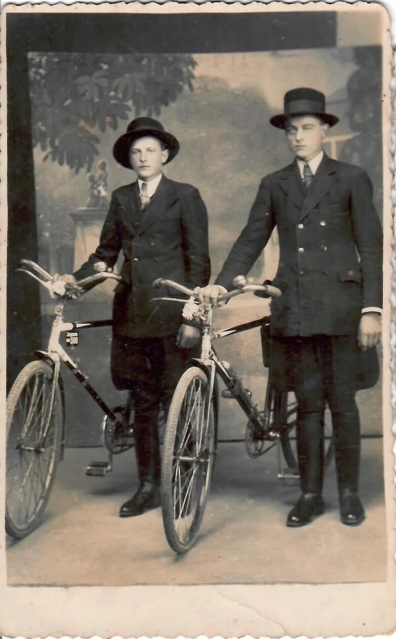 Testvérek kerékpárral