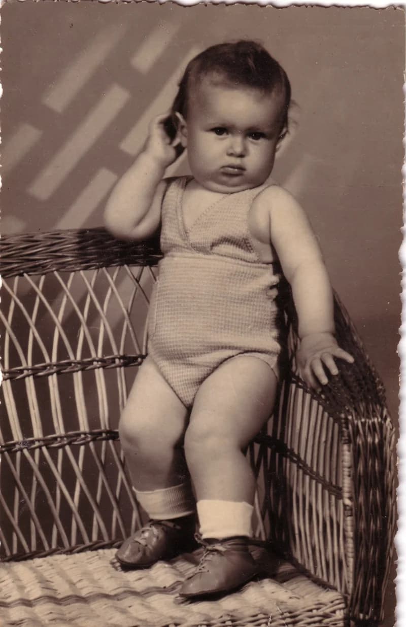 Kisfiú vessző fotelben