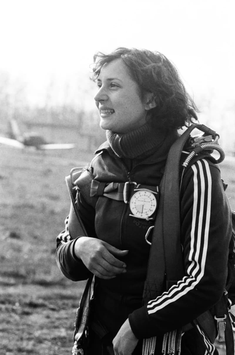 Ejtőernyősök a cseneji reptéren