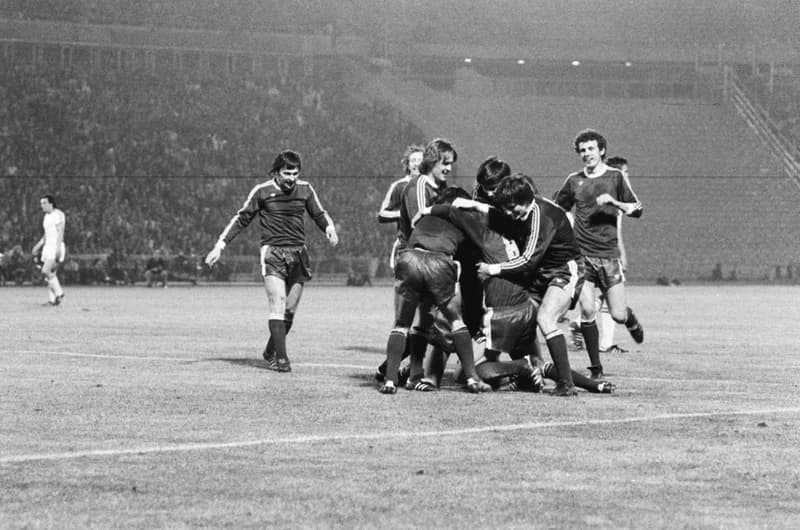 Futbalmeccsek : Újpest Dózsa-Honvéd 3:2; FTC-Vasas 1:1