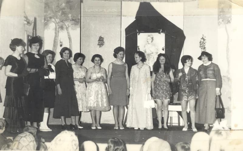 Divatbemutató verseny egy Szilágyi mulatozáson 