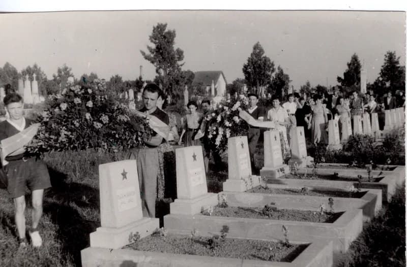 Koszorúzási menet a temetőben