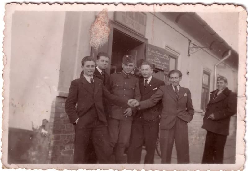 Fiatalok a Katolikus Népkör előtt