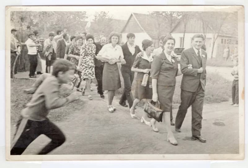 Lakodalmas menet Toldi Zoli és Kati lakodalmán