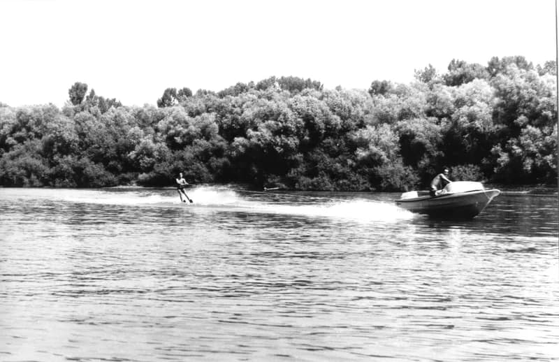 A Fehér család és barátaik a zentai Tisza-parton a "Halászcsárdánál"  