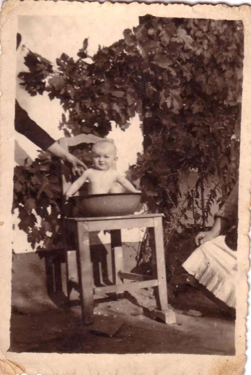 Kislány fürdető lavórban