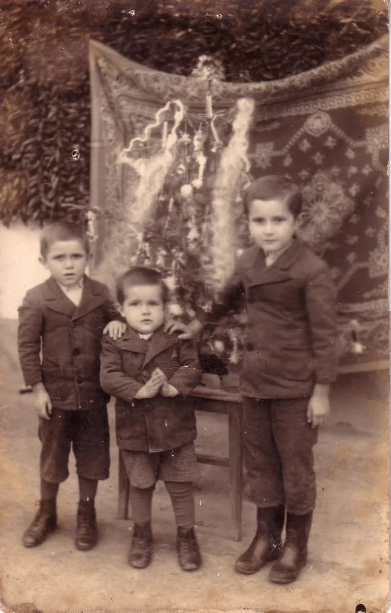 Csikós gyerekek karácsonyfával