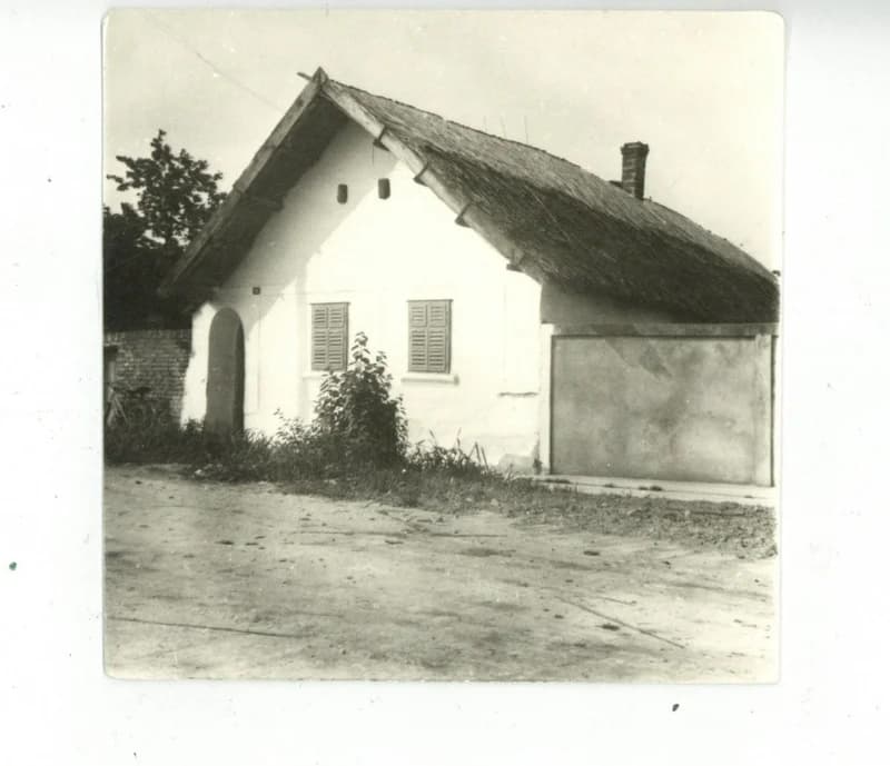 Nádtetős ház a Szentkút utcában