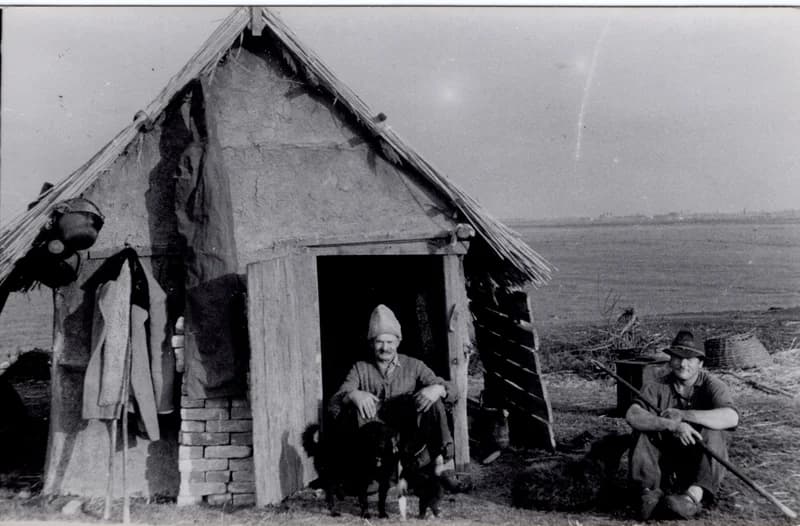 Pihenés a juhászgunyhó előtt