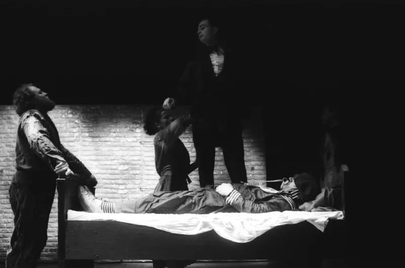 Mrozek: Ház a határon