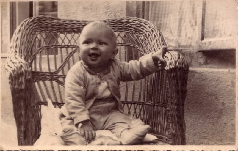 Kisfiú vessző fotelben