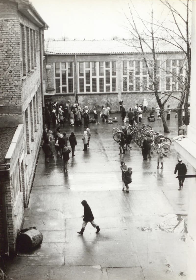 Diákok az iskolaudvaron