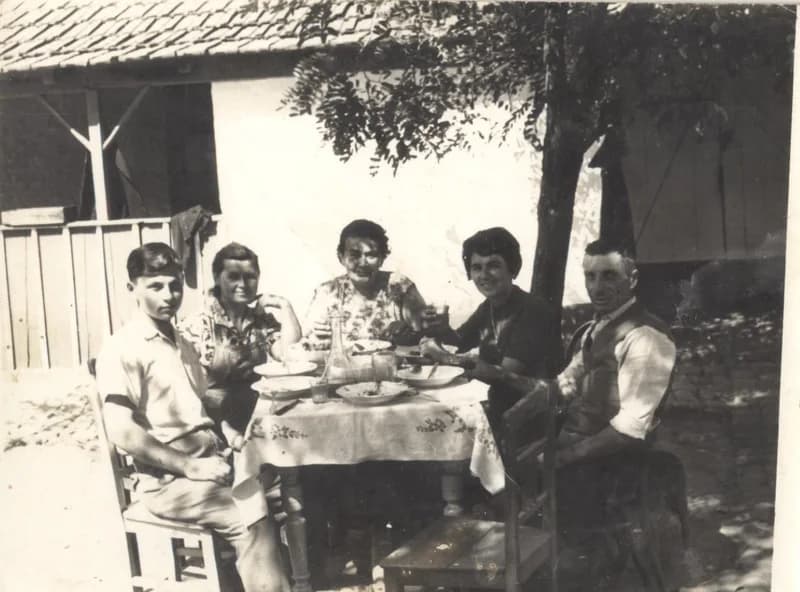 Kiskároly család – étkezés az udvaron