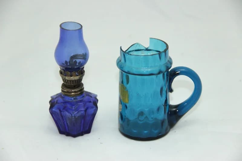 Petróleumlámpa és füles üvegpohár