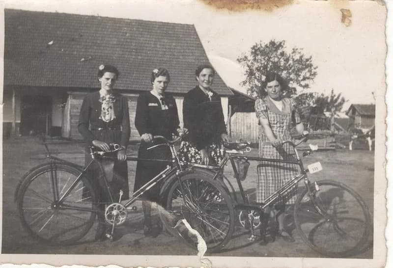 Rövid Rózsa és barátnői kerékpárral