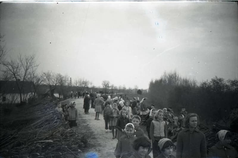 Diákok a töltésen