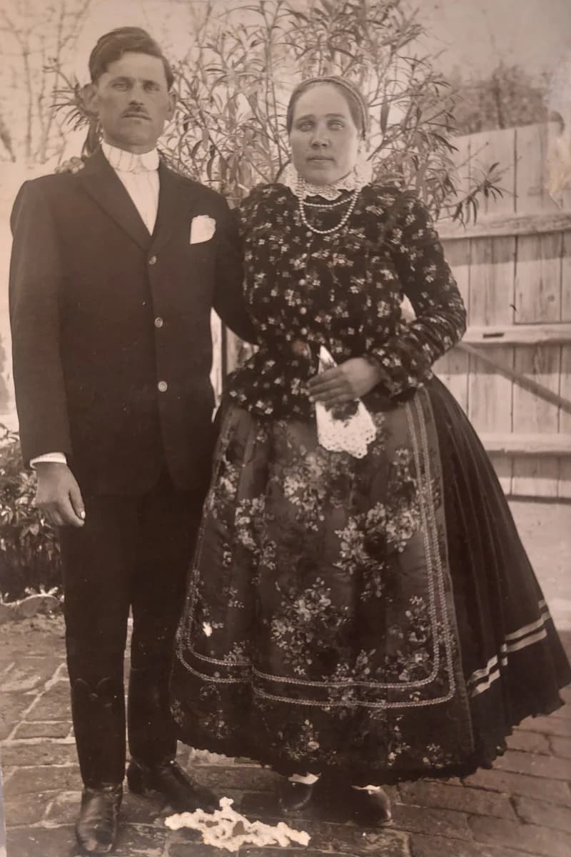 Pár gombosi népviseletben