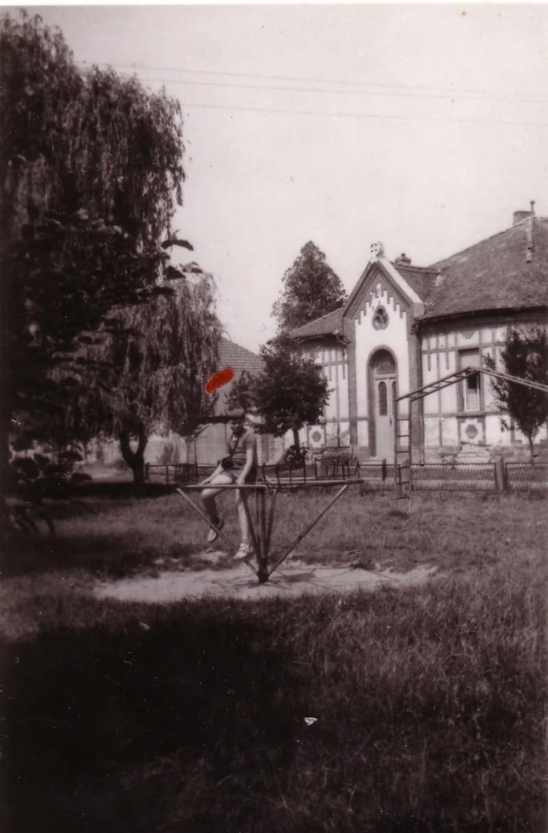 Plébánia a játszótérről