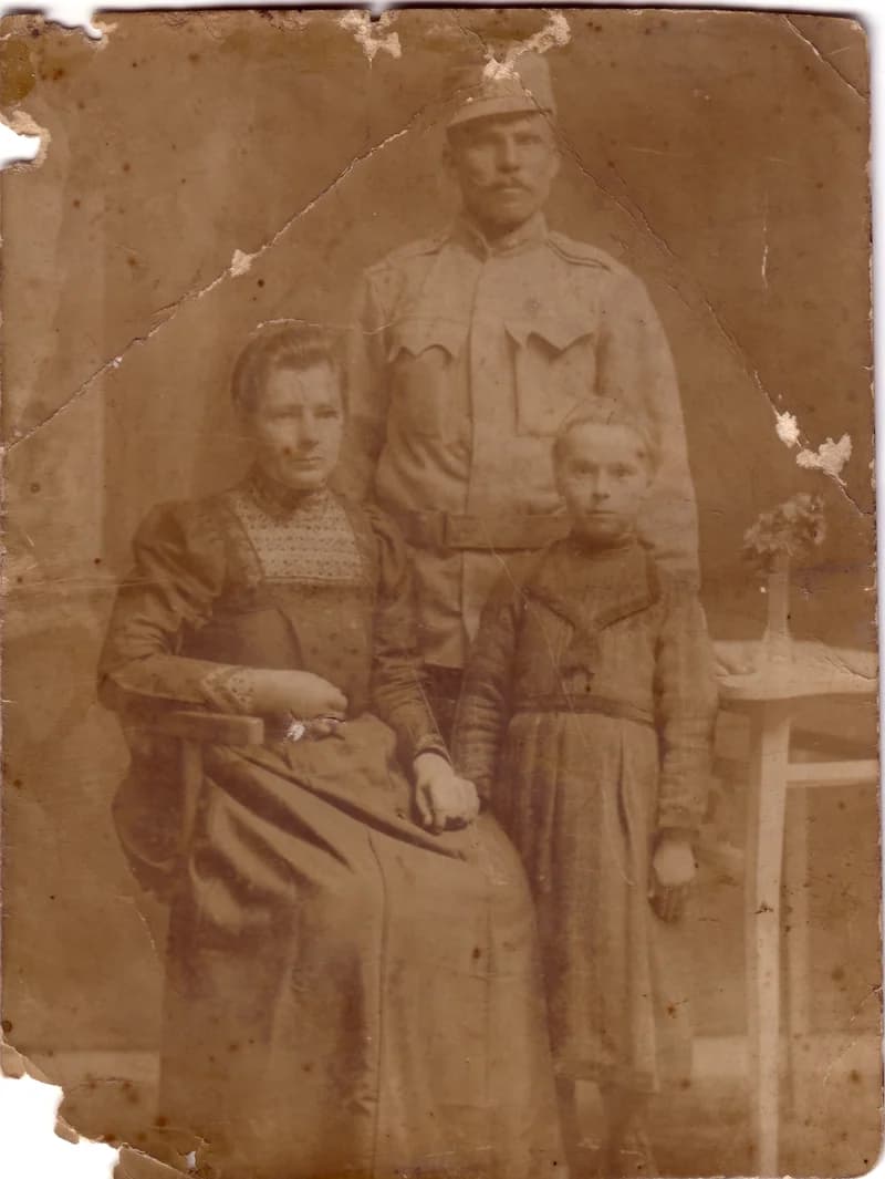 Dencs Lukács feleségével és kislányával