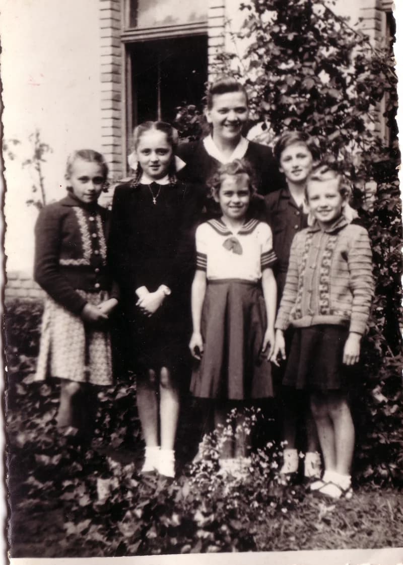 Raffai Rózsa diákjaival